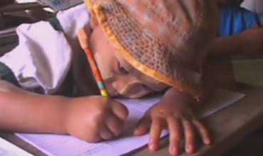 Los niños y niñas de Myanmar damnificados por el ciclón regresan a la escuela