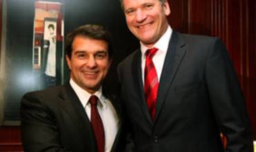 F.C. Barcelona y Manchester Utd.: Rivales en el campo, unidos por la infancia