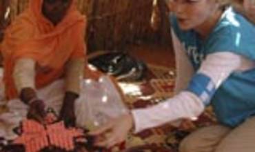 MIA FARROW ES TESTIGO DEL SUFRIMIENTO DE LOS NIÑOS DE DARFUR, SUDAN