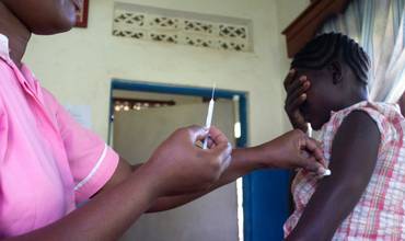 Una mujer embarazada a punto de recibir una vacuna