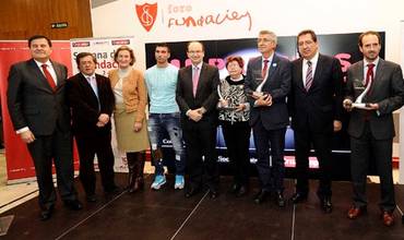 Premiados y autoridades posan con los II Premios Solidarios concedidos por la Fu
