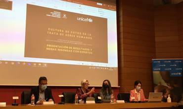 Ponentes durante la presentación del informe