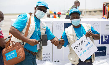 Trabajadores de UNICEF en Costa de Marfil reciben un cargamento de COVAX