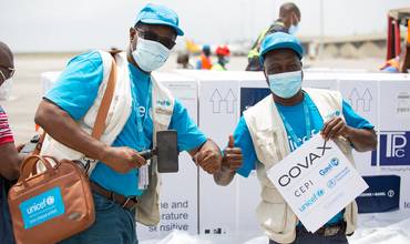 Trabajadores de UNICEF en Costa de Marfil reciben un cargamento de COVAX