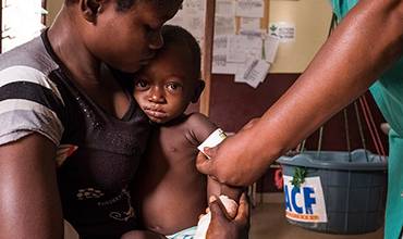 2017 ha sido un año muy difícil para los niños y las mujeres en la República Centroafricana, y lamentablemente no esperamos que la situación mejore en los próximos meses. El aumento de la violencia ha sido dramático en regiones inestables como el centro y el noroeste, donde se ha mantenido la tensión. Además, todo el suroeste, que anteriormente había esquivado la crisis, es ahora la región más afectada.