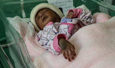 Recién nacido en un hospital de Puerto Príncipe