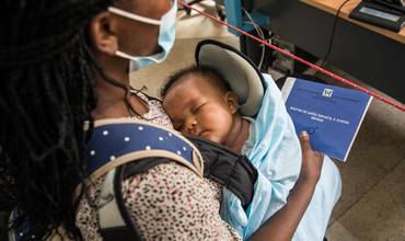 Una mujer registra el nacimiento de su bebé en Santo Tomé y Príncipe