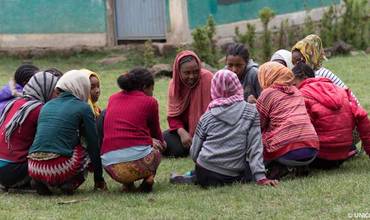 Unas jóvenes de Etiopía discuten sobre higiene menstrual