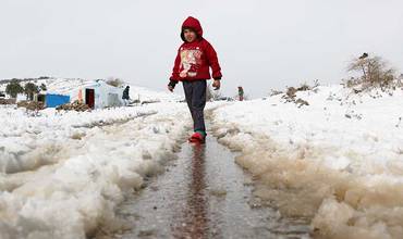 El frío del invierno amenaza la vida de los niños de Siria