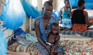 Una madre y su bebé con desnutrición aguda en Sudán del Sur