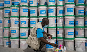 Un trabajador de UNICEF prepara suministros de emergencia en Haití