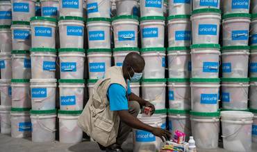 Un trabajador de UNICEF prepara suministros de emergencia en Haití