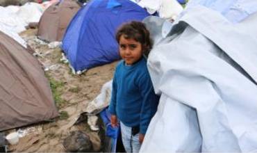 Ayuda refugiados: los niños sirios duermen en el barro de las fronteras de los B