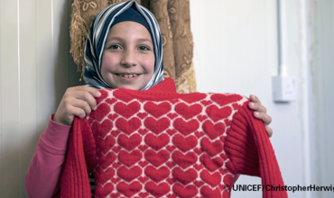 Lama de nueve años con su jersey favorito en el campo de refugiados de Za’atari