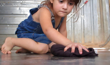 Día de la Niña: un 40% de tiempo más en las tareas del hogar que los niños