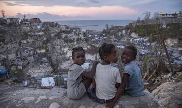 Imagen de un grupo de niños haitianos