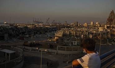 Un niño contempla la devastación provocada por la explosión en Beirut