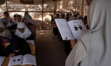 Afganistán: UNICEF proporciona ayuda para los profesores de escuelas públicas durante dos meses