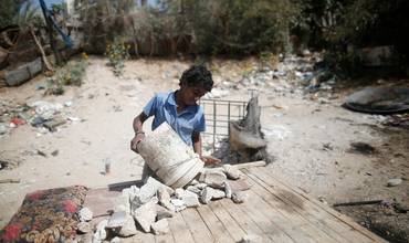 Ahmad, de trece años, que no asiste a la escuela, recoge escombros cerca de la ciudad de Gaza, Palestina
