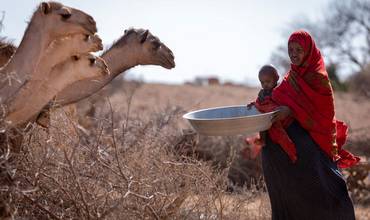 Una madre y su hijo afectados por la falta de agua y alimentos en Etiopía