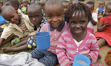 República Democrática del Congo: los niños aprenden y juegan en los campamentos