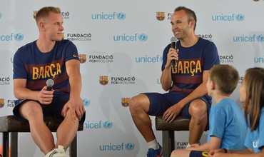 Iniesta y Ter Stegen se reúnen con un grupo de niños para hablar de deporte