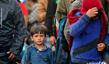 Ayuda refugiados: urge proteger a los niños ante las devoluciones a Turquía