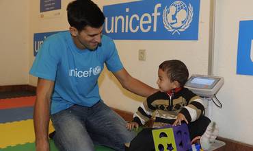 Crisis migratoria: Novak Djokovic visita a niños migrantes y refugiados en Serbi