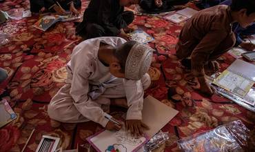 Niños asistiendo a clase en una escuela de Afganistán