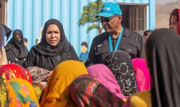 El representante de UNICEF en Afganistán habla con las familias desplazadas