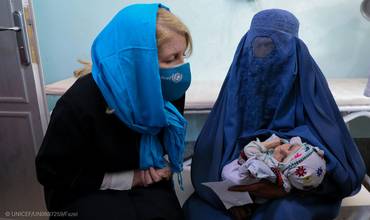 Catherine Russel habla con una madre cuyo hijo padece desnutrición