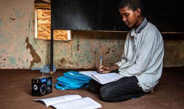 Un estudiante de Mauritania aprendiendo a distancia