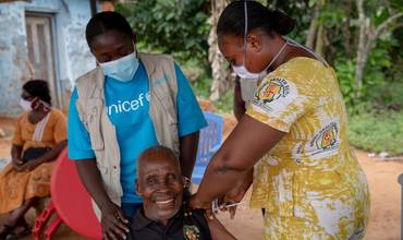 Un granjero retirado recibe una dosis de la vacuna contra la COVID-19 en Ghana