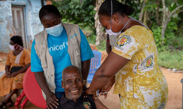 Un granjero retirado recibe una dosis de la vacuna contra la COVID-19 en Ghana