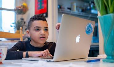 Un niño navegando en Internet