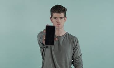 Campaña "Dos en tu clase" con Miguel Bernardeau, de la serie Élite - #2entuclase