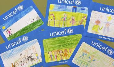 Dorsales de la carrera de gotas de UNICEF decorados con dibujos sobre una mesa
