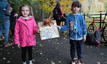Dos niñas sostienen un cartel hecho por ellas sobre la protección del medioambiente