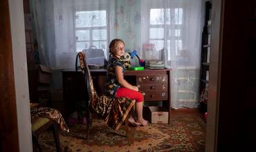 El estrés relacionado con el conflicto ha provocado que Afina, una niña de nueve años del este de Ucrania, desarrolle diabetes. 