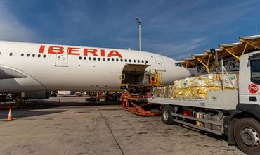 Carga de los suministros de UNICEF en un avión de Iberia