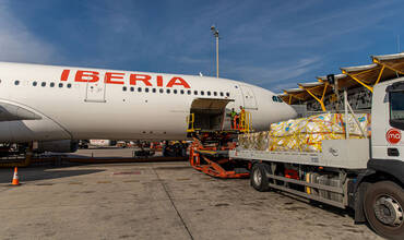 Carga de los suministros de UNICEF en un avión de Iberia