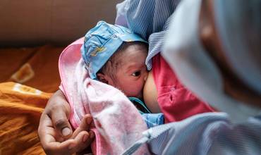 Un bebé tomando leche materna