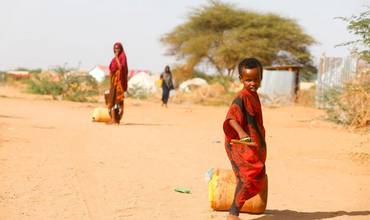 Personas desplazadas recogiendo agua en su campamento de Somalia