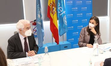 El presidente de UNICEF España, Gustavo Suárez Pertierra, junto a SM la Reina