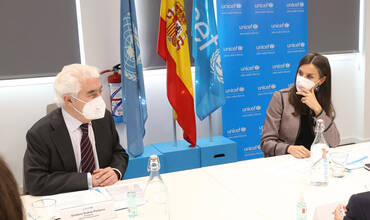 El presidente de UNICEF España, Gustavo Suárez Pertierra, junto a SM la Reina