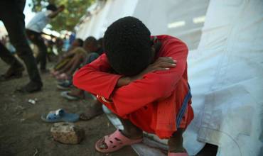 Un niño fuera de una tienda de campaña en Sudán