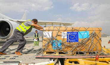Segundo avión con suministros médicos de salvamento de UNICEF a su llegada a Kabul