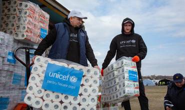 Personal de UNICEF durante la descarga de los suministros