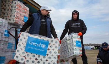 Personal de UNICEF durante la descarga de los suministros