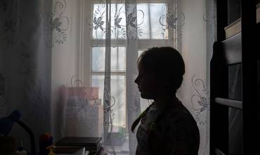 Afina tenía solo dos años cuando los proyectiles comenzaron a caer en el este de Ucrania.